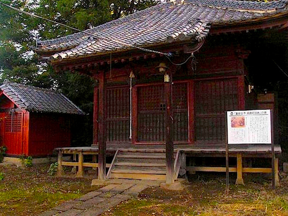 新町薬師堂は北関東最大の前方後円墳・米山古墳の西側に鎮座