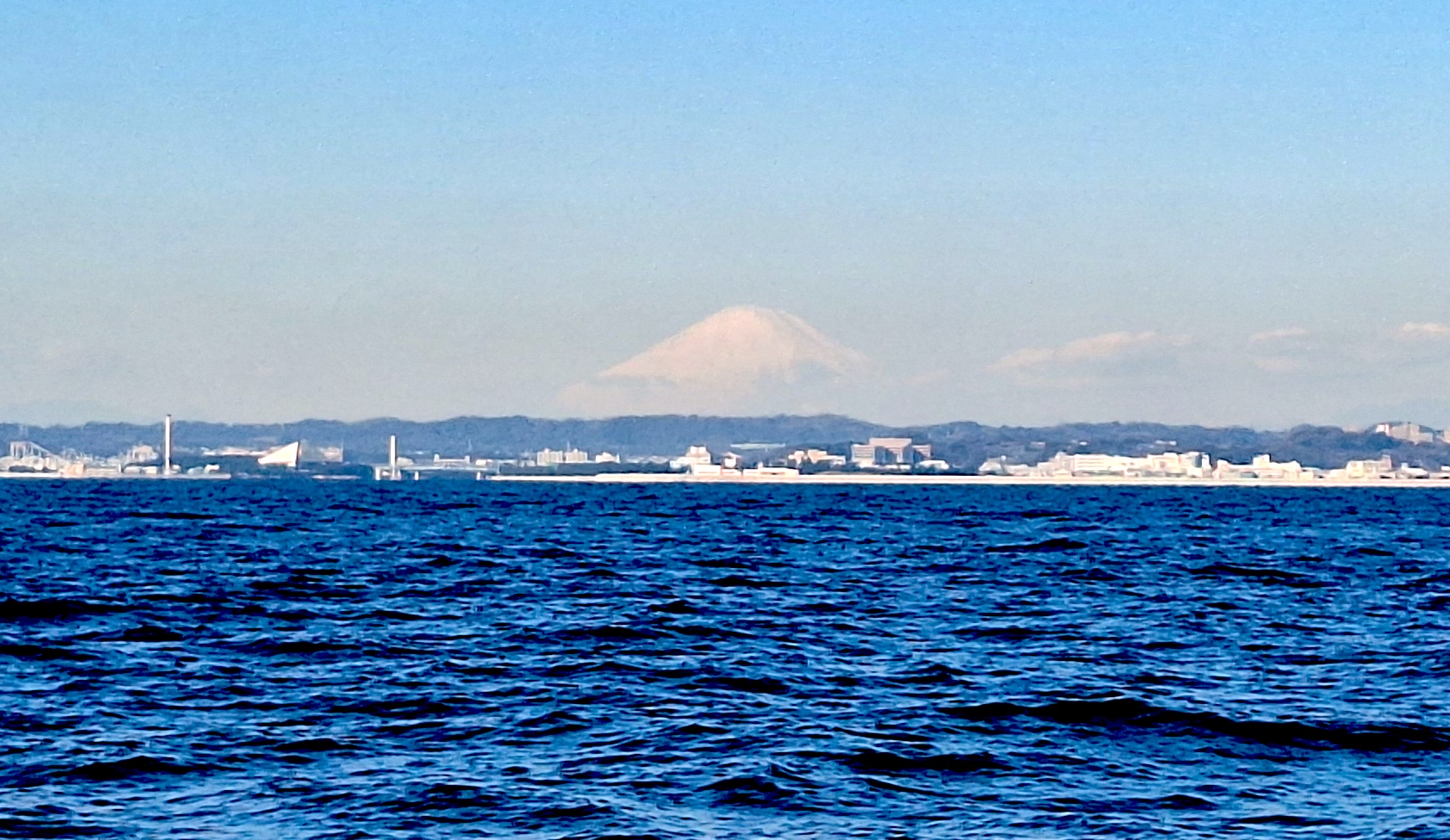 本牧ふ頭からの富士山