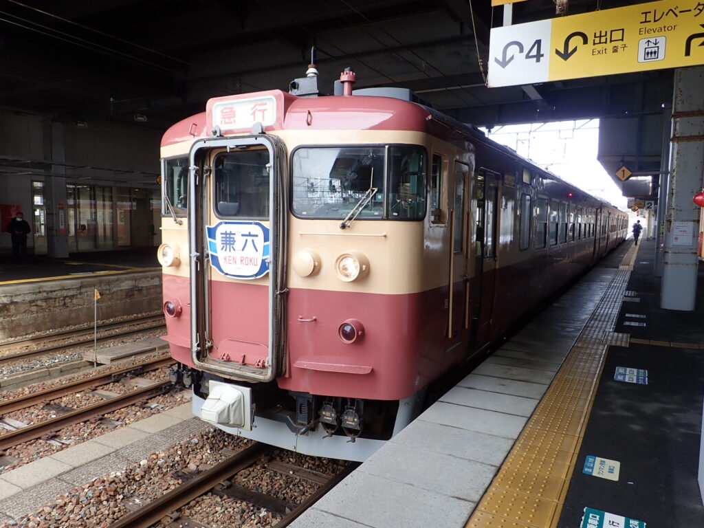 えちごトキめき鉄道「国鉄形観光急行」