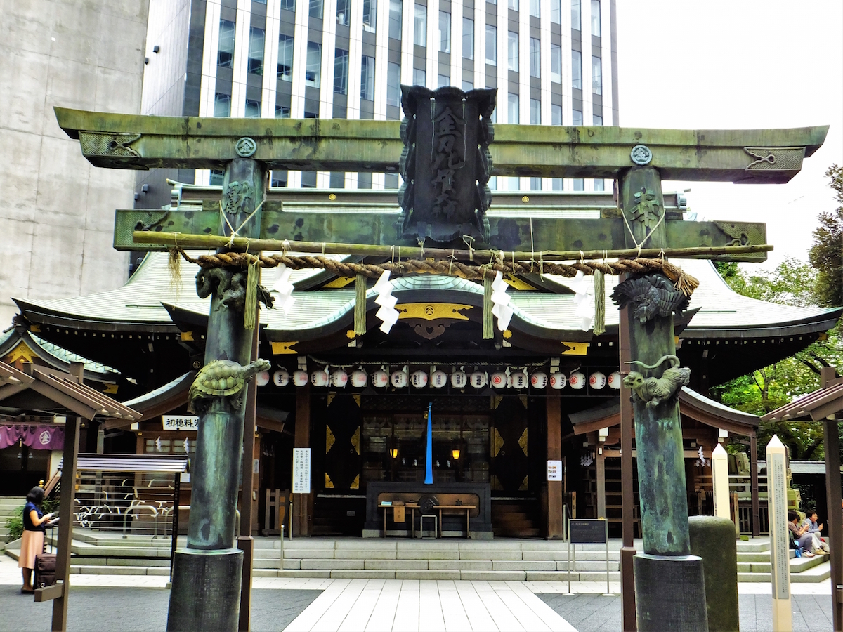 現在も再建された拝殿前に銅鳥居が