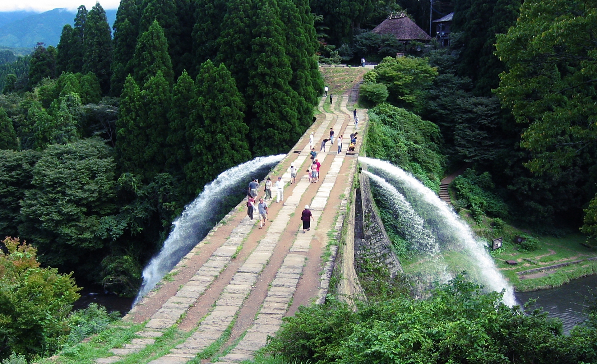 通潤橋の放水