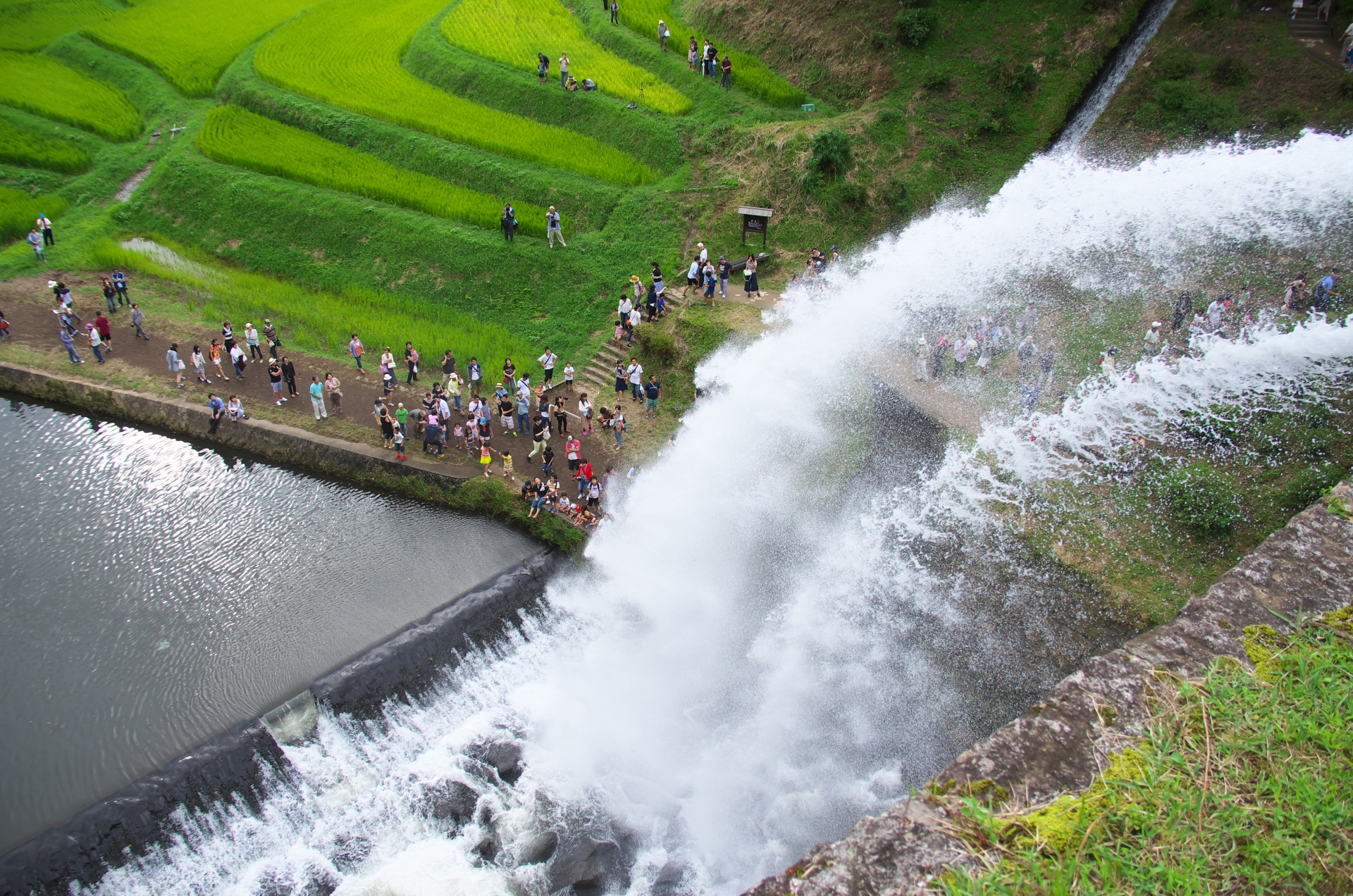 通潤橋の放水