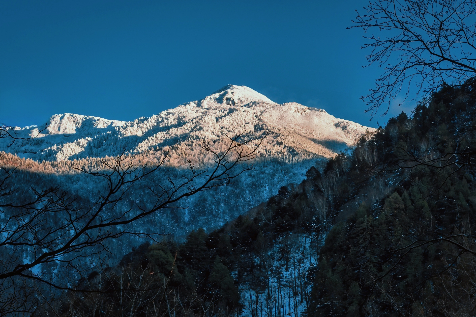 アカンダナ山