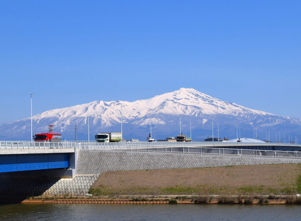 鳥海山「種まきじいさん」雪形
