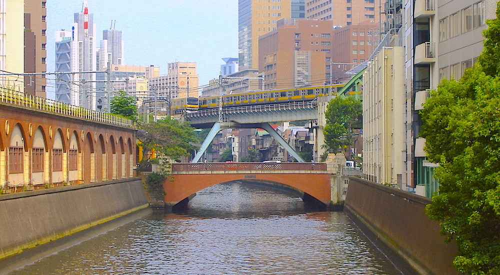 現在の昌平橋。下流の万世橋からの眺めで、総武本線が神田川を渡る